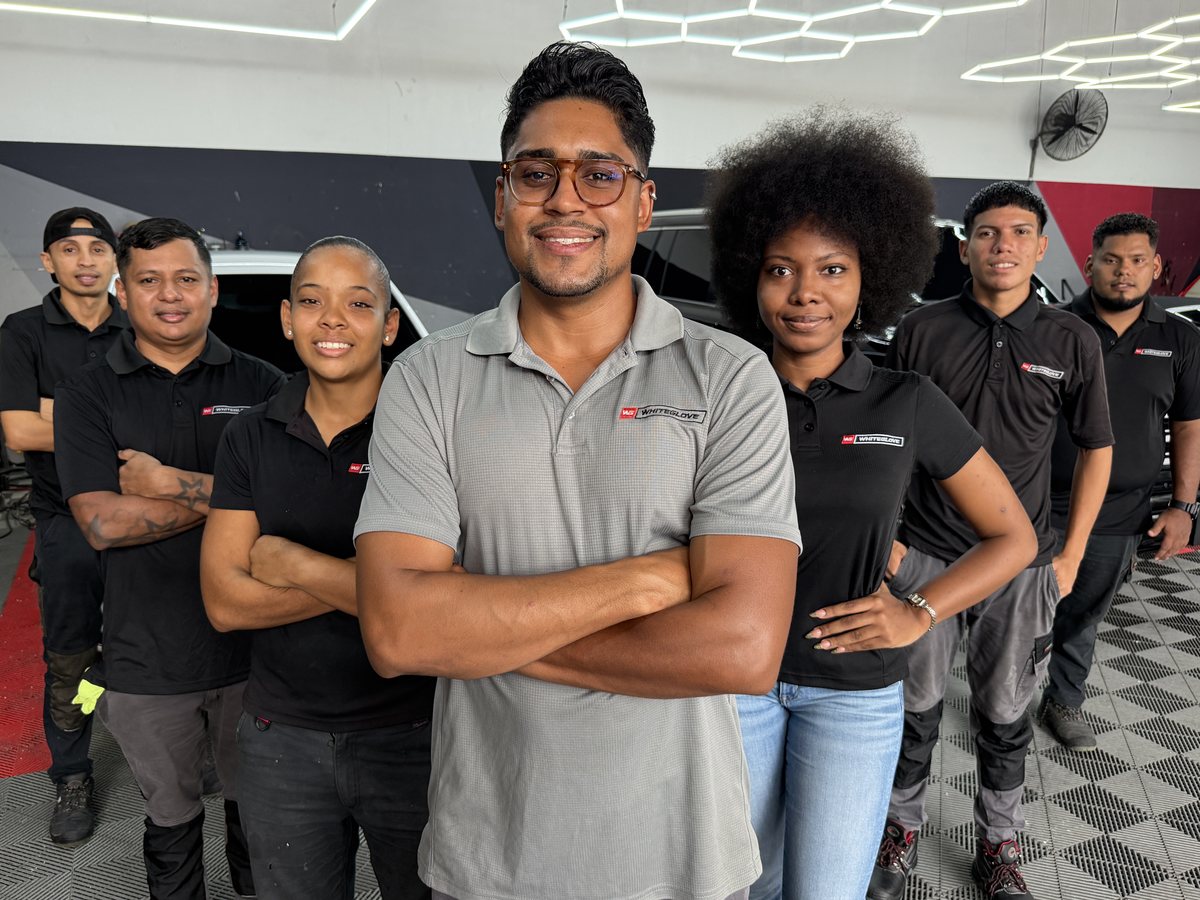 El equipo de White Glove Panama en el taller