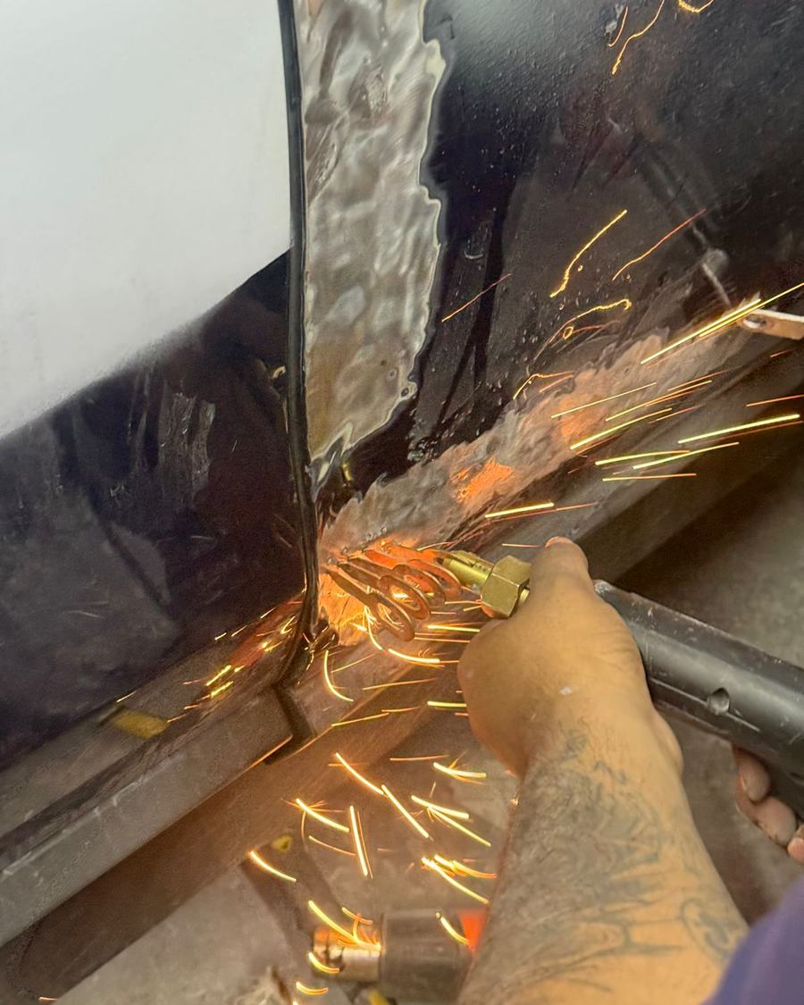 Trabajo de Chapistería - Reparación de puerta - White Glove Panama