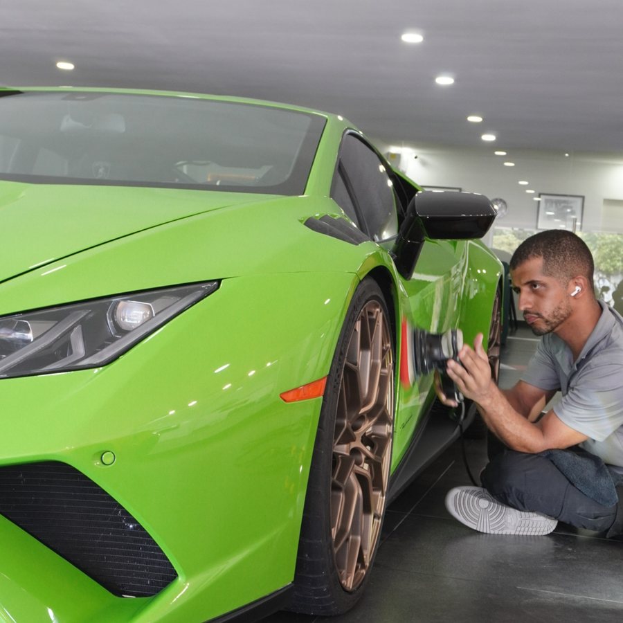Rene Hutchinson puliendo un Lamborghini en White Glove Panama